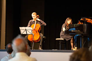 1. Abschlusskonzert in der Festhalle: Sebastian Kuhn, Violoncello und
Tomoko Ichinose, Klavier