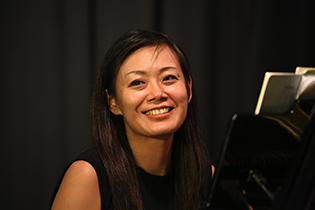 Tomoko Ichinose am Klavier