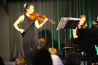 Jana Metasch, viola and Cornelia Glassl, piano